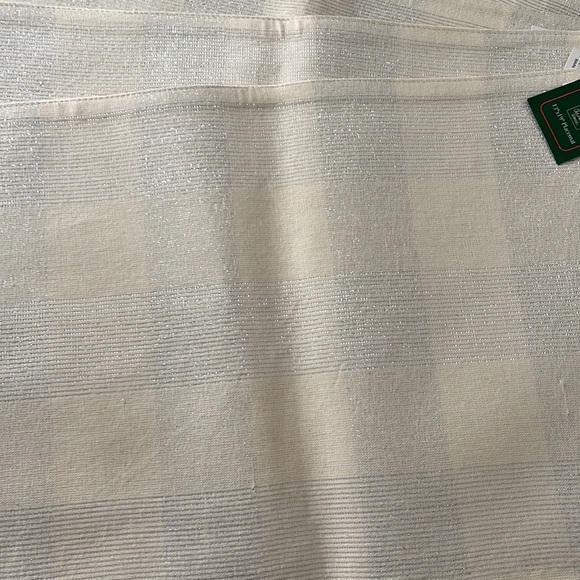 4 placemats and fabric tablecloth - Picture 4 of 4